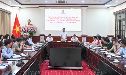 Ý kiến thẩm định cho rằng việc phân cấp, phân quyền phải gắn với kiểm tra, giám sát, chú trọng hậu kiểm đối với các dự án đặc biệt. Ảnh: Bộ Tư pháp