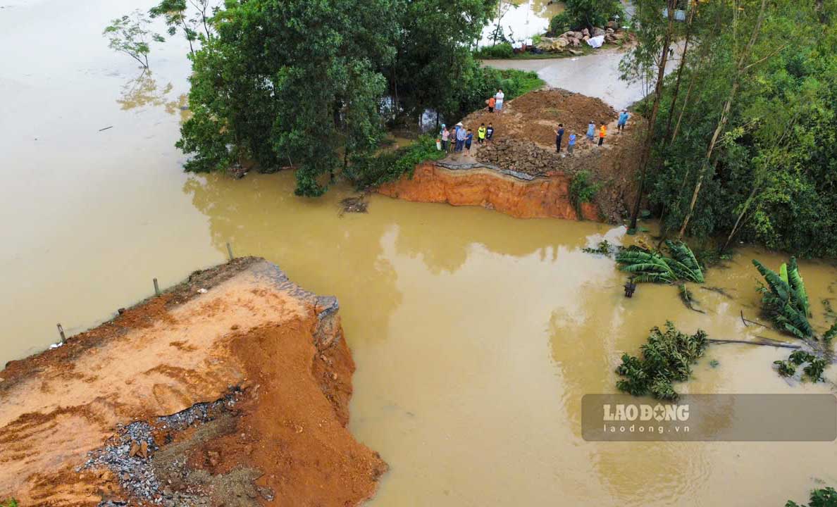 Đoạn đê sông Lô bị vỡ tại Tuyên Quang vẫn chưa thể khắc phục.