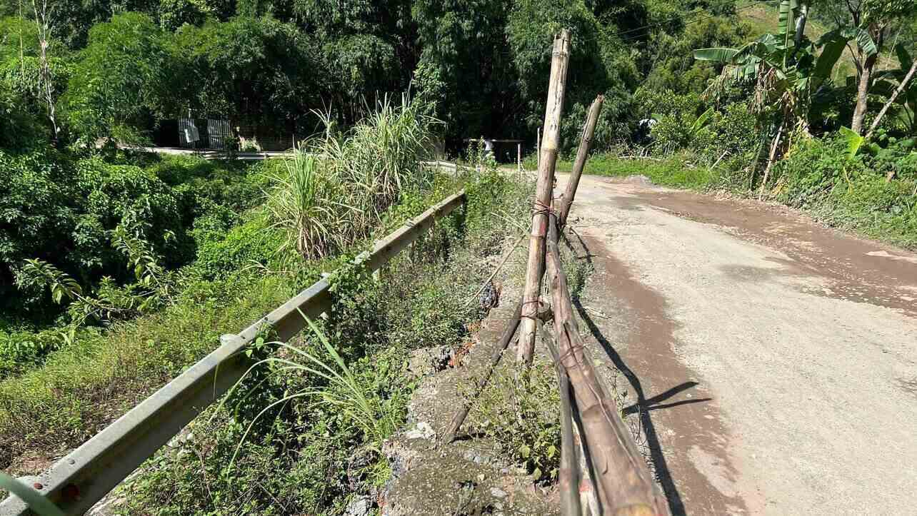 Cấm phương tiện vận tải hành khách qua vị trí sạt lở trên đường 445 thuộc phường Kỳ Sơn, thành phố Hòa Bình. Ảnh: Minh Nguyễn