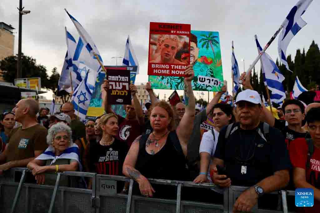 Người Israel biểu tình kêu gọi ngừng bắn. Ảnh: Xinhua