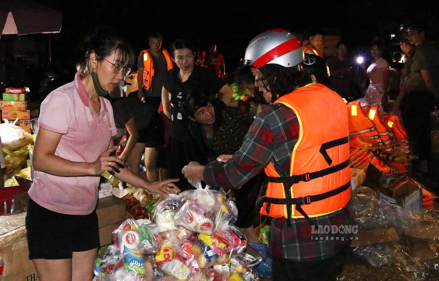 Chi Tran Cam Ha, truong mot nhom thien nguyen cho biet, tu sang som nay doan 10 nguoi da xuat phat tu Ha Noi cung 1 xe tai 3,5 tan cho do tiep te cua cac to chuc, ca nhan gui toi nguoi dan vung lu Tuyen Quang. Doan toi thanh pho luc 9h sang va bat dau cong viec khong nghi cho toi tan dem khuya.