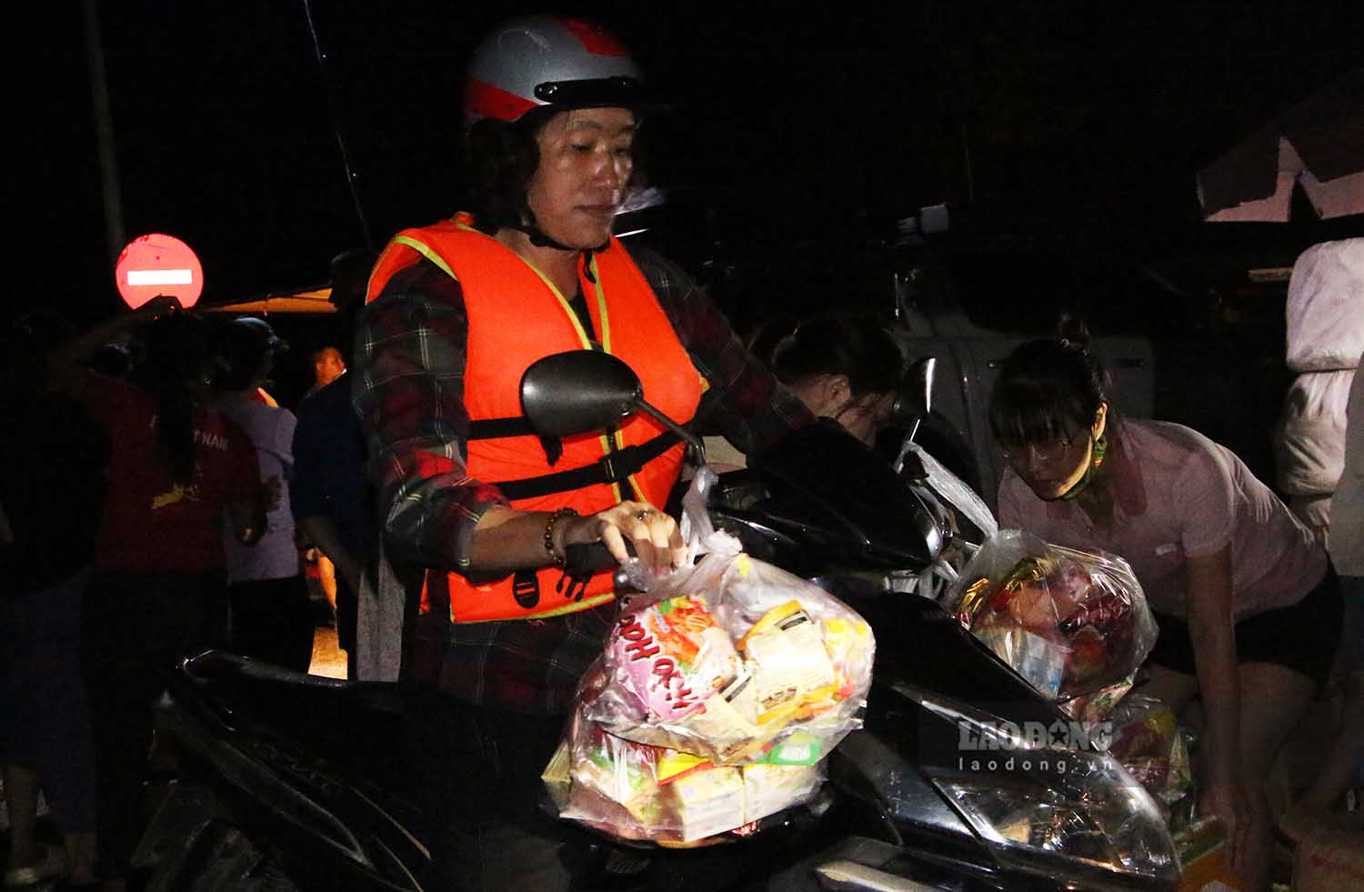 Nước ngọt, bánh, đồ ăn nhanh sẽ được cho vào các túi nhỏ để tiện phân phát. Những tình nguyện viên sẽ vận chuyển bằng xe máy đầu các điểm ngập sâu và dùng thuyền để đến từng nhà dân bị ngập. 