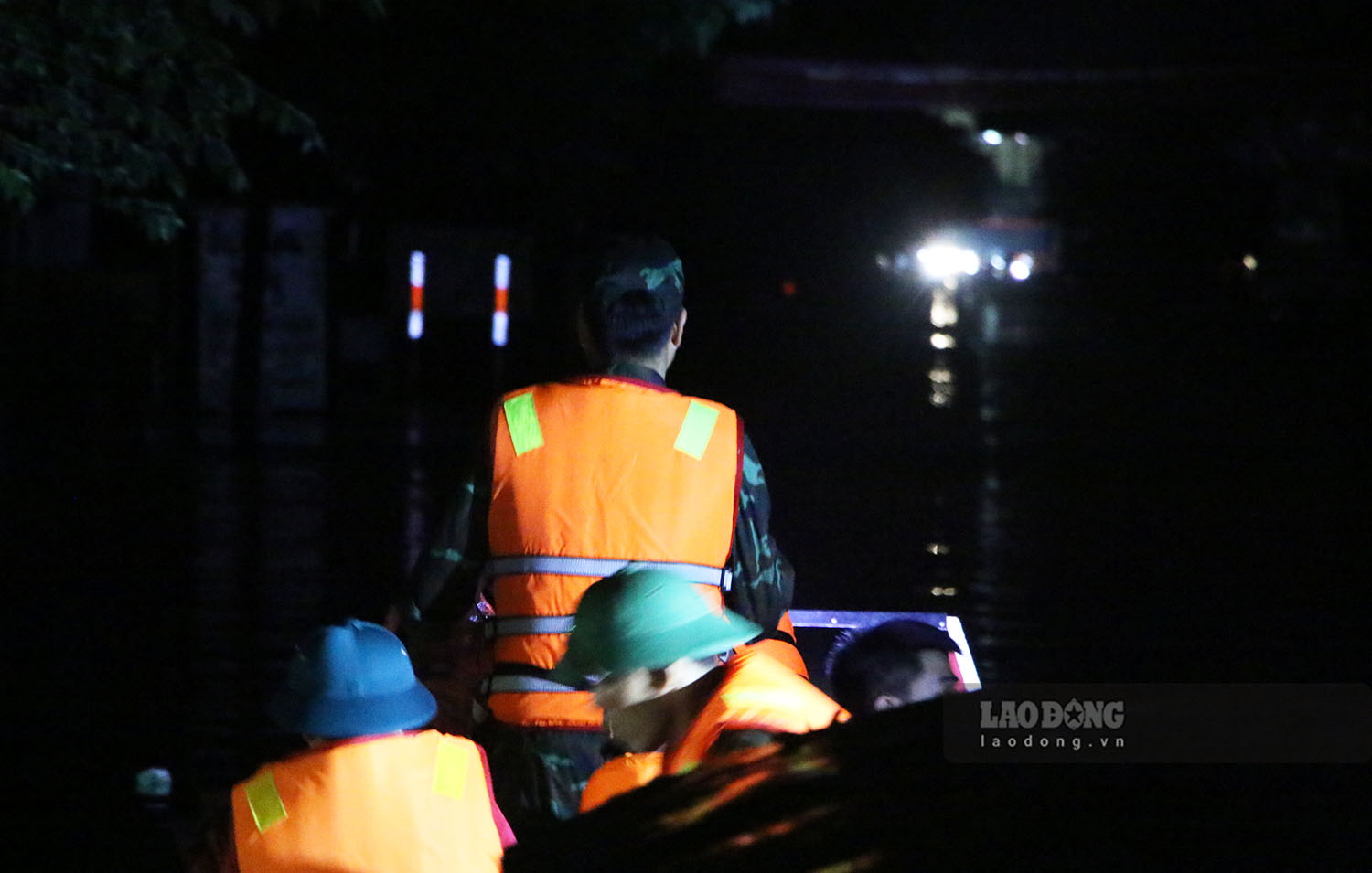 Hoạt động tiếp tế nhu yếu phẩm cho người dân vùng ngập lụt tại TP Tuyên Quang vẫn đang tiếp tục.