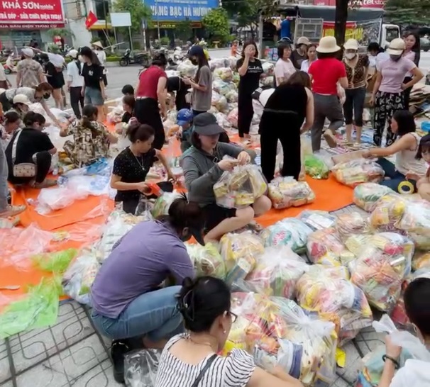 Hàng trăm người dân tại TP. Sầm Sơn mang nhu yếu phẩm, vật dụng đến khu vực chợ Cột Đỏ để quyên góp, ủng hộ đồng bào vùng lũ. Ảnh: Minh Hoàng