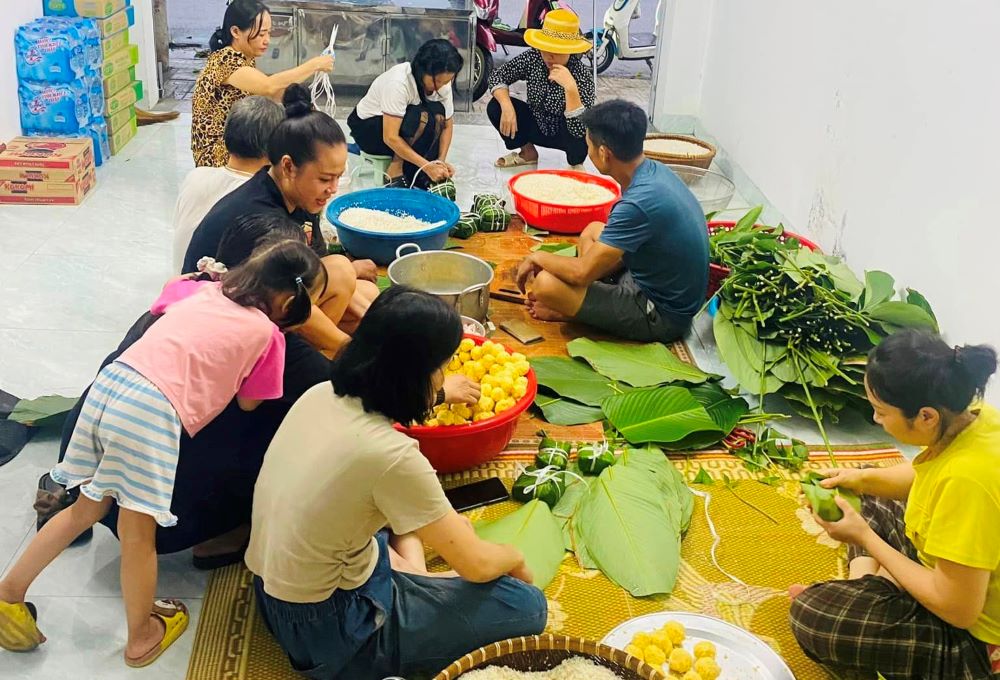 Nguoi dan o TP. Thanh Hoa goi banh chung gui den nguoi dan vung lu tai cac tinh phia Bac. Anh: Phuong Lien.