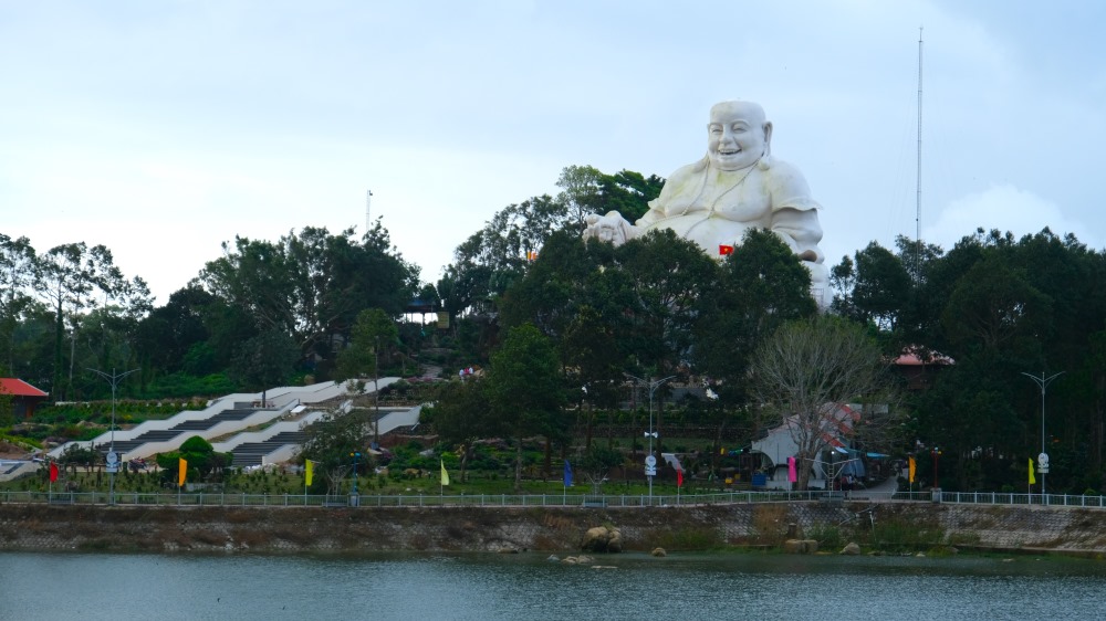 Tuong phat Di Lac tren nui Cam. Anh: Phong Linh.