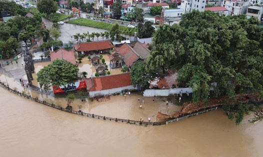 Nhiều nhà dân, công trình kiến trúc ven sông Hồng bị ngập, phải sơ tán. Ảnh: Phan Anh