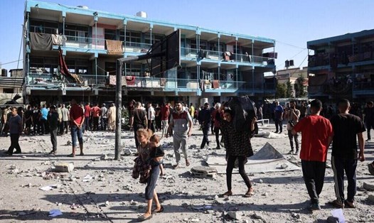 Sân trường Al-Jawni (Jaouni) tại Nuseirat ở miền trung Dải Gaza ngày 11.9 sau cuộc không kích của Israel. Ảnh: AFP