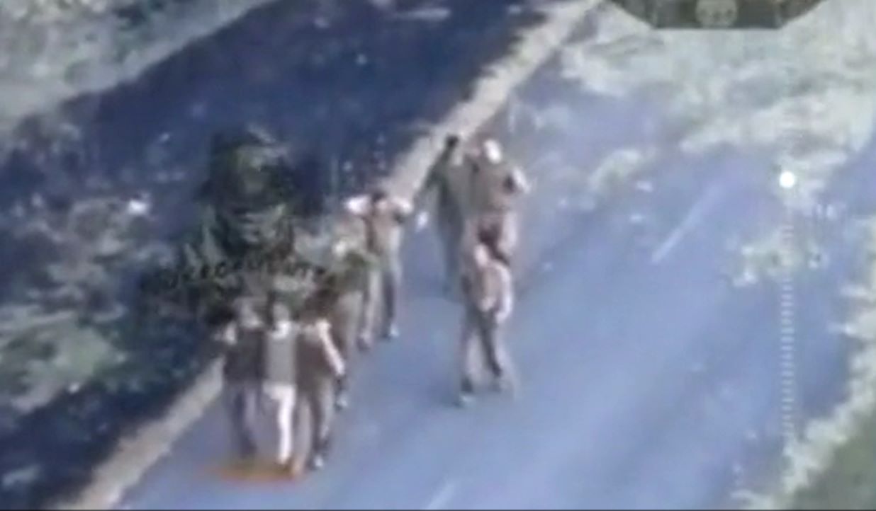 Nhóm được cho là tù binh Ukraina ở Kursk. Ảnh cắt từ video