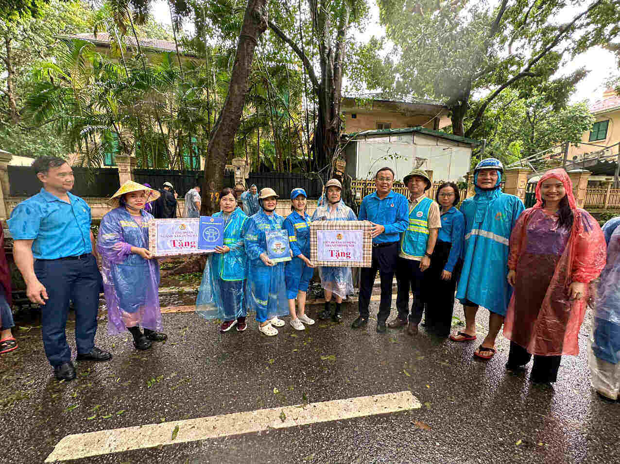 Ông Phạm Quang Thanh - Chủ tịch Liên đoàn Lao động Thành phố Hà Nội (thứ 5 từ phải sang) cùng lãnh đạo Công đoàn ngành Xây dựng Hà Nội thăm, động viên công nhân tham gia khắc phục thiệt hại do cơn bão số 3 gây ra. Ảnh: Việt Lâm