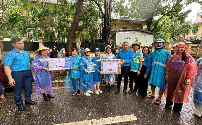 Ông Phạm Quang Thanh - Chủ tịch Liên đoàn Lao động Thành phố Hà Nội (thứ 5 từ phải sang) cùng lãnh đạo Công đoàn ngành Xây dựng Hà Nội thăm, động viên công nhân tham gia khắc phục thiệt hại do cơn bão số 3 gây ra. Ảnh: Việt Lâm