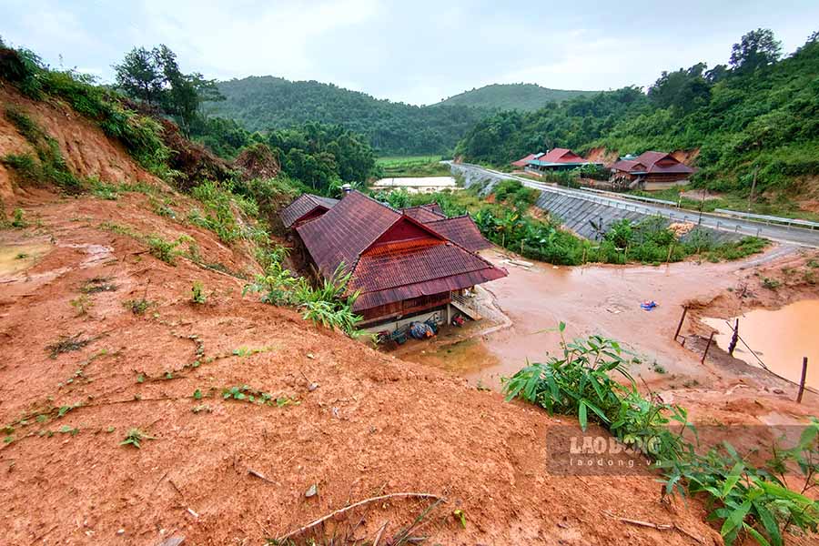 Để có được khoảng đất đủ rộng làm nhà, nhiều hộ dân đã không ngần ngại san ủi, khoét sâu vào vách núi.