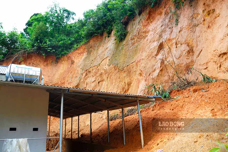 Theo ghi nhan cua phong vien, nhung ngoi nha “khoet nui” tai cac ban Bua, Dong Met 1, Co Thon, Muong, thuoc xa Muong Phang va Pa Khoang, kha pho bien.