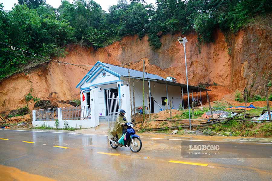 Tại khu vực bản Bua - xã Mường Phăng, ngôi nhà cấp 4 do “khoét núi làm nhà” của anh Lường Văn Đức đã bị sạt vào cuối tháng 8.2024.