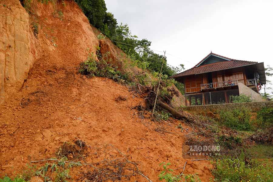 Trao doi ve van de nay, ong Lo Van Hop - Chu tich UBND xa Muong Phang, TP. Dien Bien Phu, tinh Dien Bien cho biet: “Chung toi cung da nhieu lan to chuc tuyen truyen van dong nguoi dan khong lam nha o nhung noi tiem an nhieu nguy co sat lo, tuy vay tinh trang nay van xay ra.”