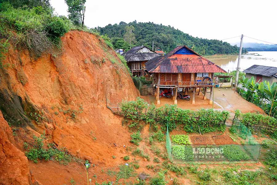 Doc tuyen duong Ta Leng - Muong Phang (TP. Dien Bien Phu, tinh Dien Bien) co chieu dai khoang 17km, khong kho bat gap nhung ngoi nha duoc xay dung “khoet nui” tua lung vao vach nui.