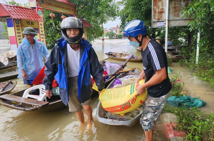 Mọi sinh hoạt của người dân vùng lũ bị đảo lộn. Ảnh: Trần Lâm