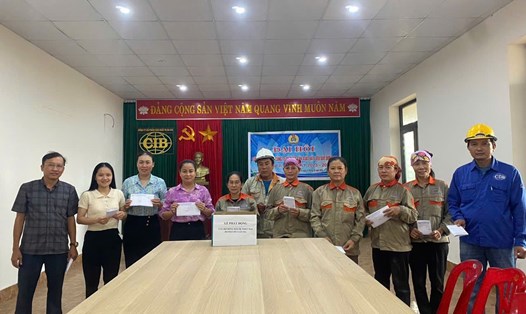Công đoàn các cấp tại Quảng Bình hướng đến đồng bào ảnh hưởng bão lũ. Ảnh: H. Nguyễn