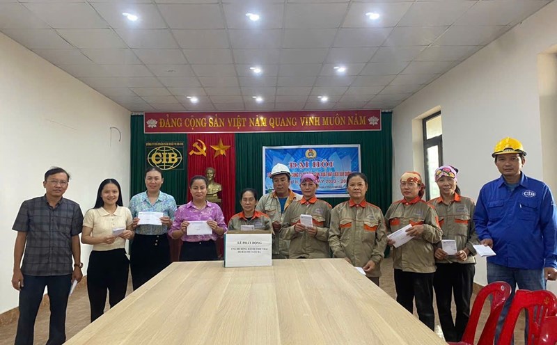 Công đoàn các cấp tại Quảng Bình hướng đến đồng bào ảnh hưởng bão lũ. Ảnh: H. Nguyễn
