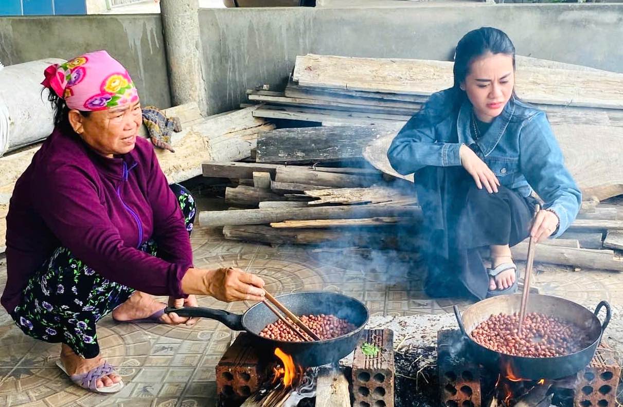 Những hộp cá khô rim lạc mè; thịt rim sả, ruốc gửi đến đồng bào miền Bắc. Ảnh: H. Nguyễn