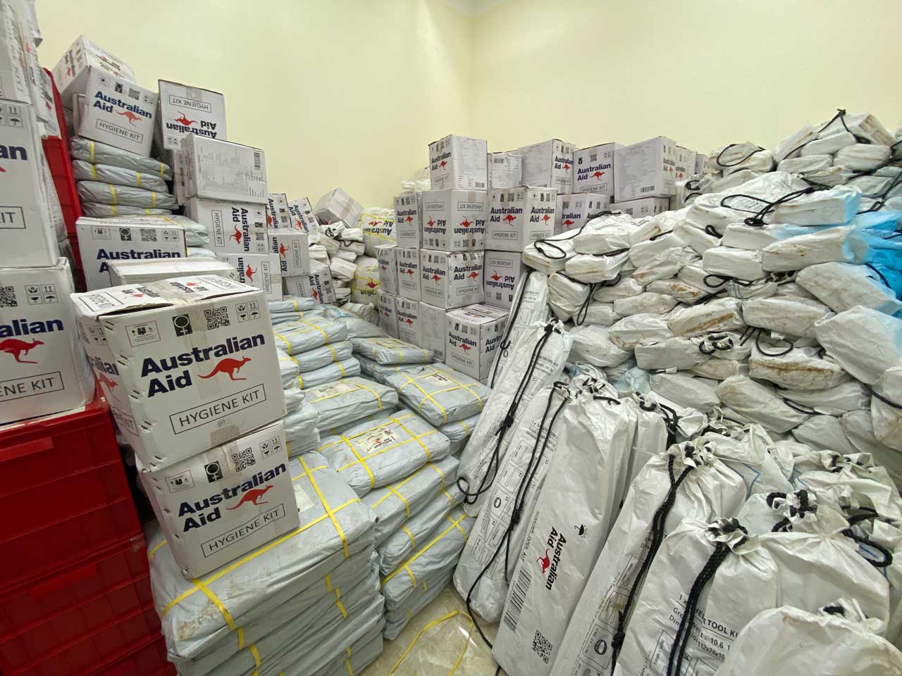 8 tấn đồ cứu trợ sẽ sớm được tỉnh Yên Bái chuyển đến những người dân vũng lũ. Ảnh: Trần Bùi