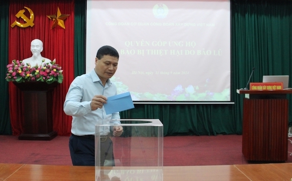 Ông Nguyễn Thanh Tùng - Chủ tịch Công đoàn Xây dựng Việt Nam, Thủ trưởng cơ quan - ủng hộ đồng bào bị thiệt hại do bão lũ tại lễ phát động. Ảnh: Mạnh Tùng 