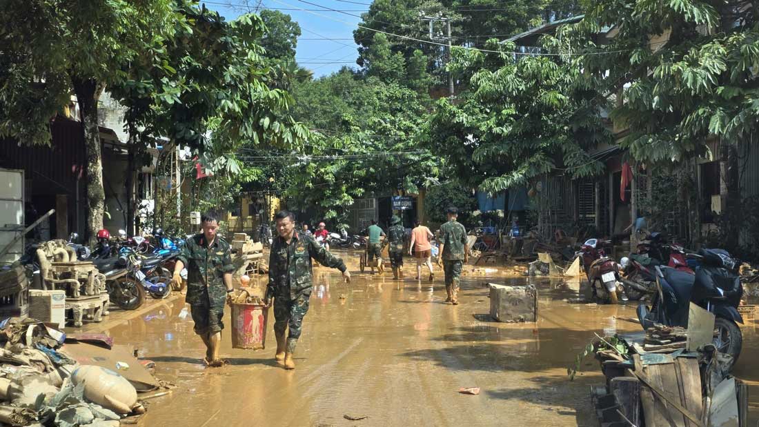 Nhieu luc luong tham gia ho tro nguoi dan ru bun sau lu.