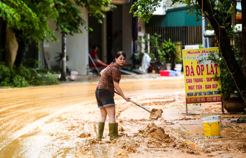 Sau cơn đại hồng thủy, nước lũ đã rút, người dân bắt tay dọn dẹp nhà cửa.