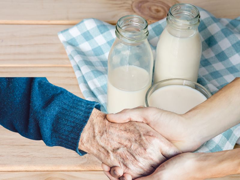 Lợi ích uống sữa bổ sung canxi mỗi ngày ở người sau 50 tuổi. Đồ họa: Hạ Mây