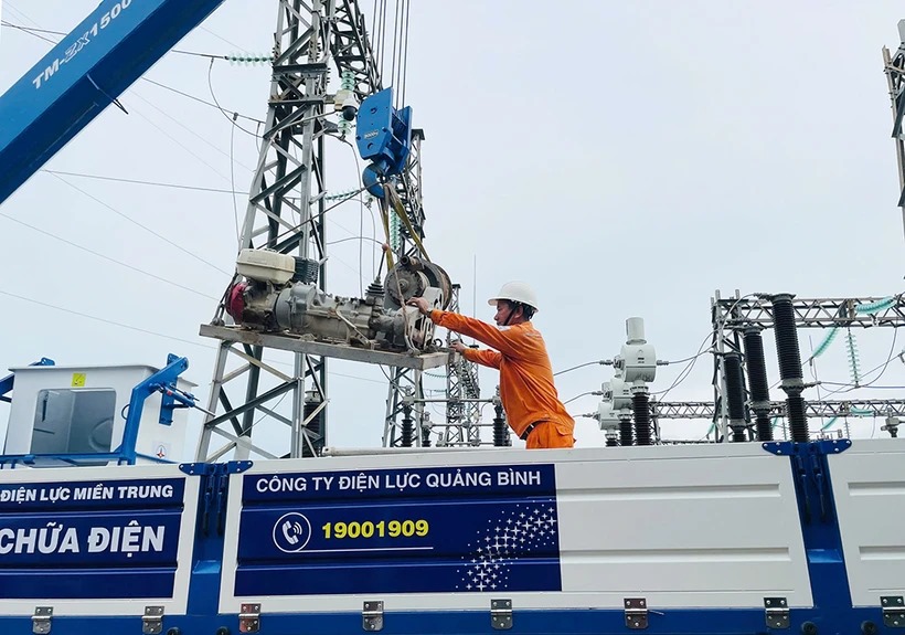 Lực lượng xung kích Công ty Điện lực Quảng Bình chuẩn bị đầy đủ vật tư, thiết bị ngay trong chiều 11.9, sẵn sàng lên đường chi viện cho Quảng Ninh. Ảnh: Hoàng Nga