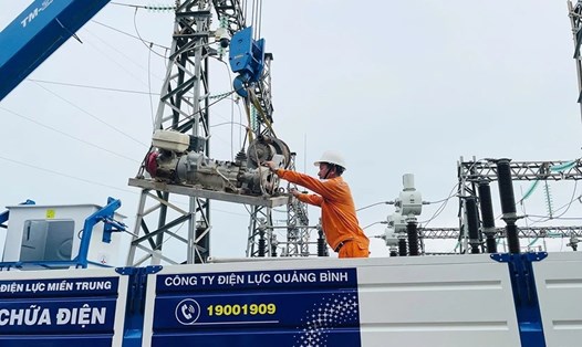 Lực lượng xung kích Công ty Điện lực Quảng Bình chuẩn bị đầy đủ vật tư, thiết bị ngay trong chiều 11.9, sẵn sàng lên đường chi viện cho Quảng Ninh. Ảnh: Hoàng Nga