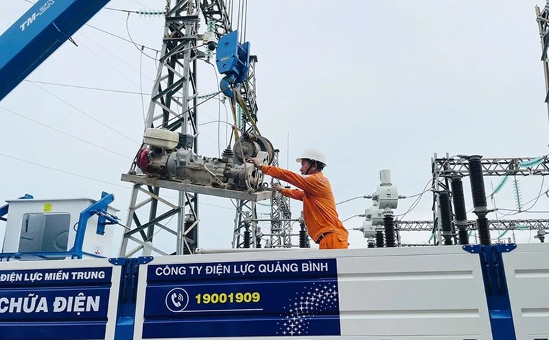 Lực lượng xung kích Công ty Điện lực Quảng Bình chuẩn bị đầy đủ vật tư, thiết bị ngay trong chiều 11.9, sẵn sàng lên đường chi viện cho Quảng Ninh. Ảnh: Hoàng Nga