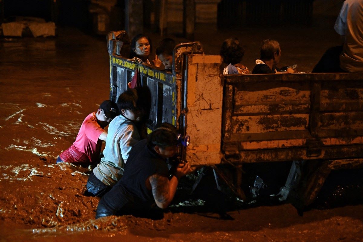 Nhan vien cuu ho dua nguoi dan ra khoi vung nuoc lu dang cao o thanh pho Chiang Rai, mien bac Thai Lan, ngay 11.9.2024. Anh: AFP