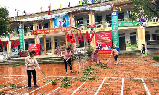 Cán bộ, đoàn viên Công đoàn huyện Phúc Thọ dọn dẹp, khắc phục hậu quả bão số 3 tại xã Thọ Lộc. Ảnh: CĐCS