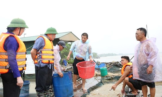 Phó Thủ tướng Thường trực Chính phủ Nguyễn Hòa Bình thăm hỏi, động viên người dân nuôi thủy sản tại Hà Nam. Ảnh: Nguyễn Hoàng