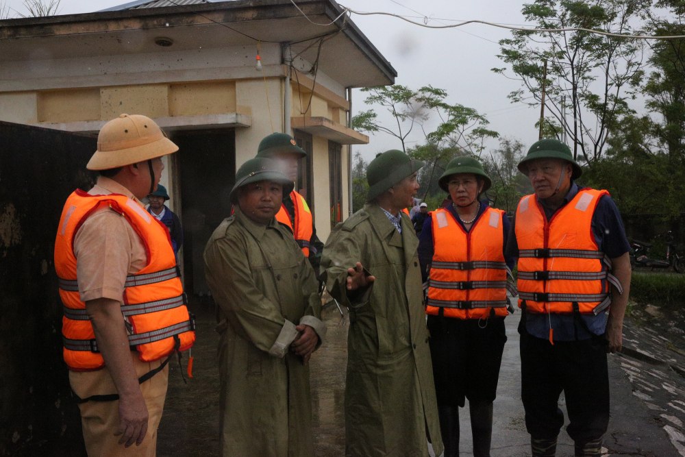 Phó Thủ tướng Thường trực nghe các lực lượng chức năng báo cáo tình hình thiệt hại và công tác khắc phục hậu quả do mưa lũ. Ảnh: Nguyễn Hoàng  