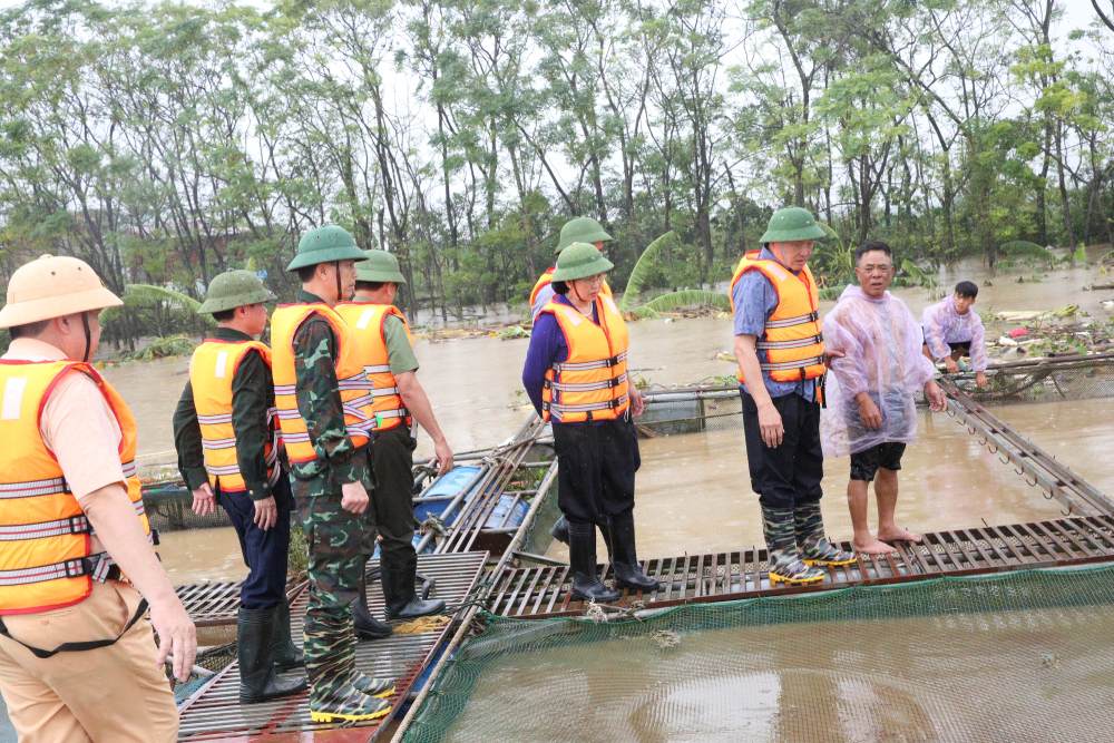 Phó Thủ tướng Thường trực thăm lồng bè nuôi thủy sản của người dân Hà Nam. Ảnh: Nguyễn Hoàng  