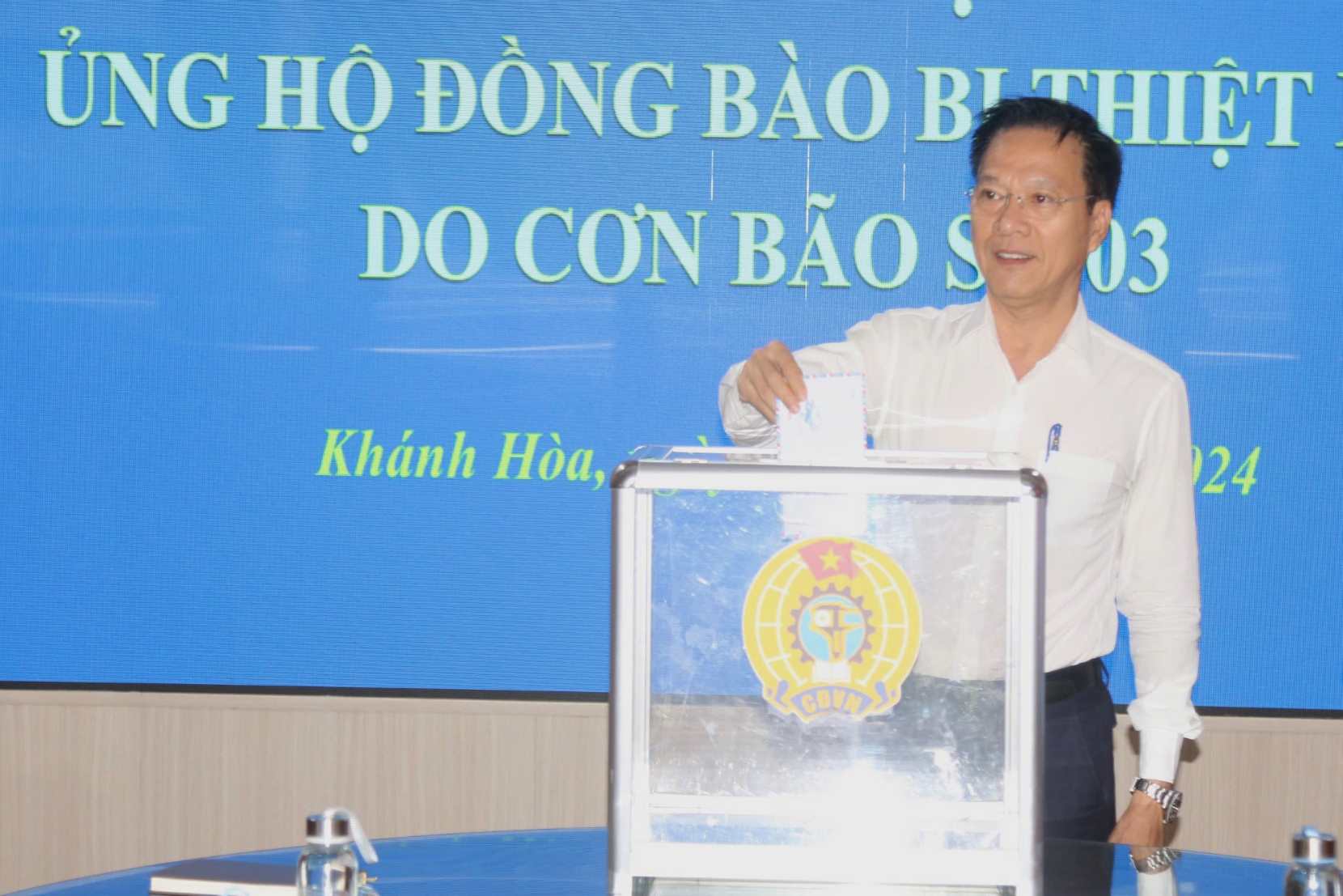 Ông Phan Thanh Liêm – Chủ tịch LĐLĐ tỉnh Khánh Hòa phát động hỗ trợ đồng bào bị thiệt hại do bão số 3. Ảnh: Phương Linh