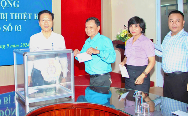 LĐLĐ tỉnh Khánh Hòa phát động hỗ trợ đồng bào bị thiệt hại do bão số 3. Ảnh: Phương Linh