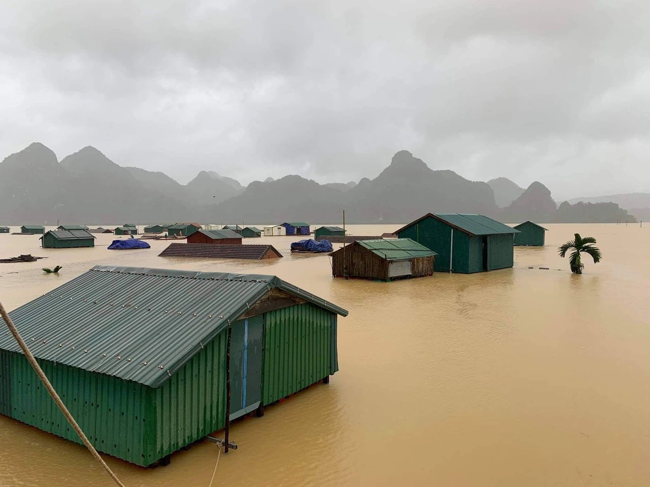 Nha phao giup nguoi dan huyen Minh Hoa an toan trong lu lut. Anh: T. Hoang