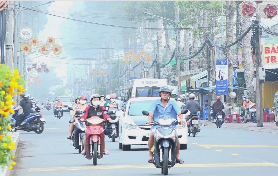 Den hon 8 gio, suong mua tren cac tuyen duong o thanh pho Sa Dec moi tan dan. Anh: Thanh Thanh