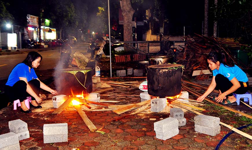 Người dân huyện miền núi Hương Sơn (Hà Tĩnh) thức xuyên đêm nấu bánh chưng gửi ra miền Bắc. Ảnh: Minh Lý