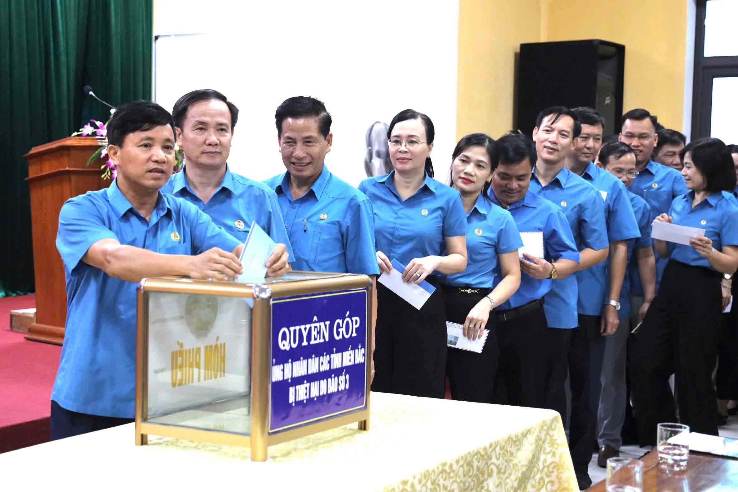 Lãnh đạo và cán bộ LĐLĐ tỉnh Hà Tĩnh tham gia ủng hộ đồng bào miền Bắc bị thiệt hại do thiên tai, bão lũ. Ảnh: Mai Anh.