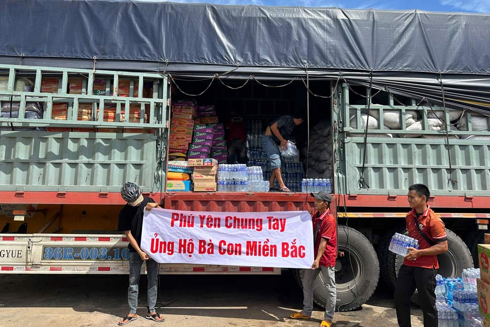 Rat nhieu doan xe tu cac tinh thanh tren ca nuoc dang huong ve mien Bac ho tro dong bao tai cac vung chiu anh huong tu thien tai. Anh: Ngan Ha