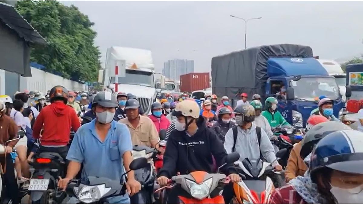 Kẹt xe nghiêm trọng trên đường huyết mạch ở Bình Dương. Ảnh: Đình Trọng