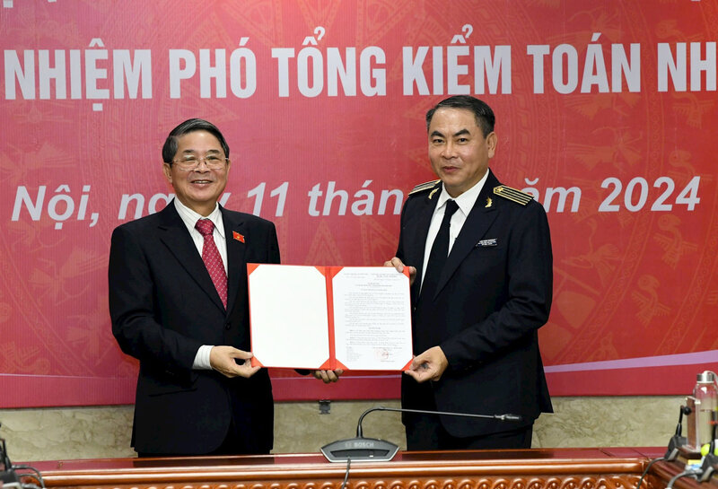 Ủy viên Ban Chấp hành Trung ương Đảng, Phó Chủ tịch Quốc hội Nguyễn Đức Hải trao Nghị quyết và chúc mừng tân Phó Tổng Kiểm toán nhà nước Trần Minh Khương. Ảnh: N.Lộc
