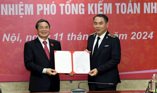 Ủy viên Ban Chấp hành Trung ương Đảng, Phó Chủ tịch Quốc hội Nguyễn Đức Hải trao Nghị quyết và chúc mừng tân Phó Tổng Kiểm toán nhà nước Trần Minh Khương. Ảnh: N.Lộc