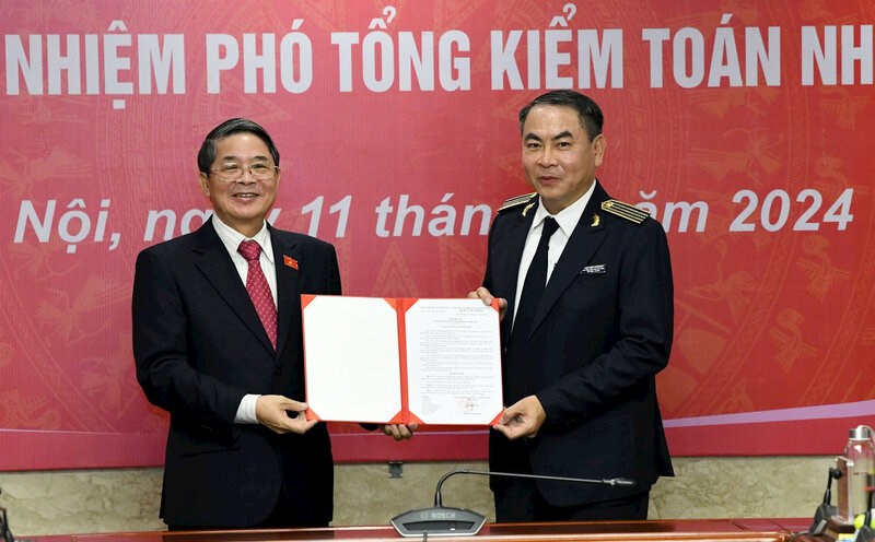 Ủy viên Ban Chấp hành Trung ương Đảng, Phó Chủ tịch Quốc hội Nguyễn Đức Hải trao Nghị quyết và chúc mừng tân Phó Tổng Kiểm toán nhà nước Trần Minh Khương. Ảnh: N.Lộc