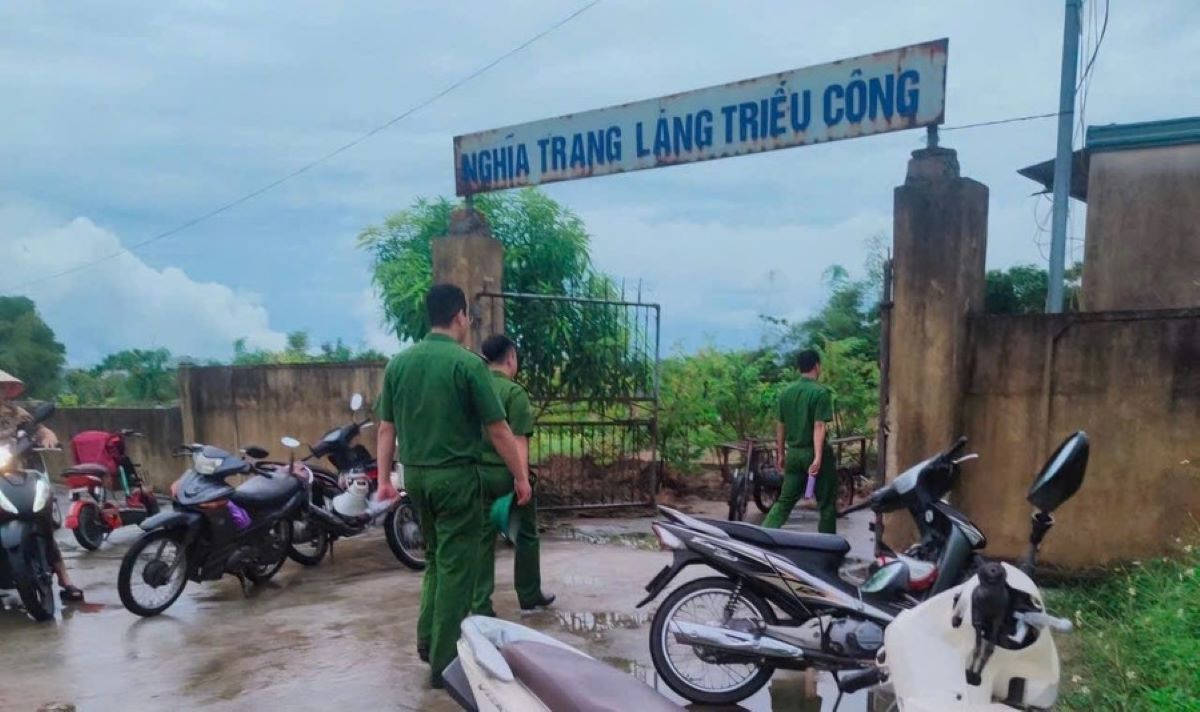 Công an điều tra tại hiện trường vụ trộm mộ. Ảnh: Trần Lâm