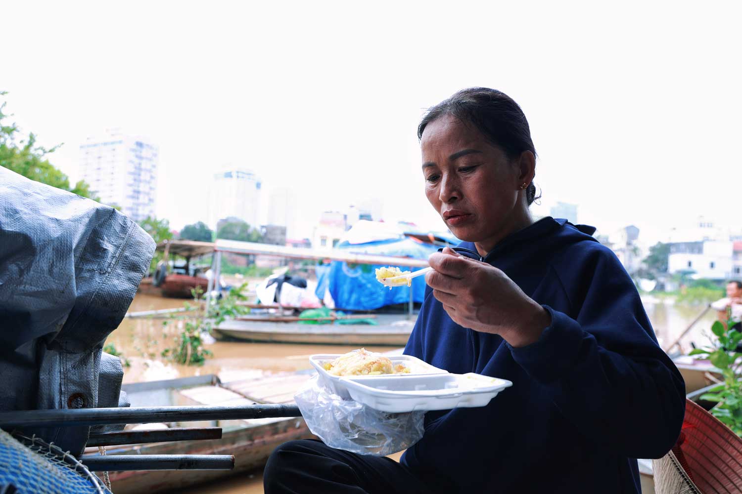 Ba ... cho biet, nha ba co may be ca gio cung con duoc may, thiet hai nhieu. Duoc cac manh thuong quan lo lang, toi cung cam thay duoc dong vien phan nao, co them suc luc de co gang phuc hoi khi nuoc rut.